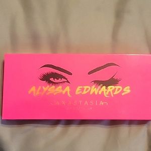 Alyssa Edward's Anastasia line eyeshadow